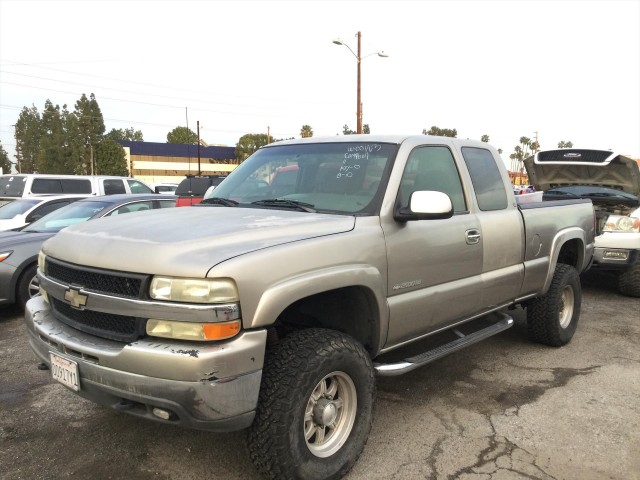 2002 CHEVROLET SILVERADO 2500HD LS EXT. CAB SHORT BED 4WD